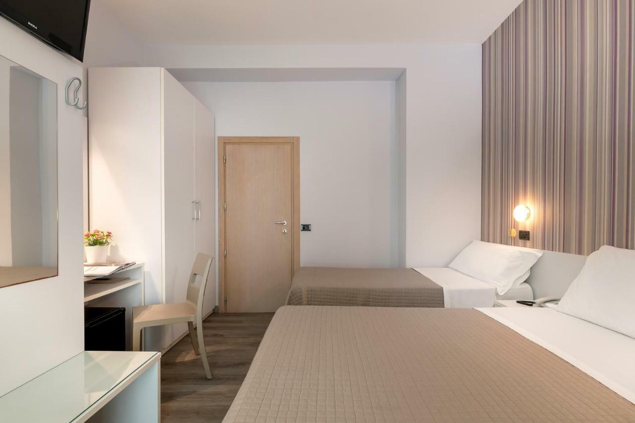 Hotel Ervill Rimini Bagian luar foto